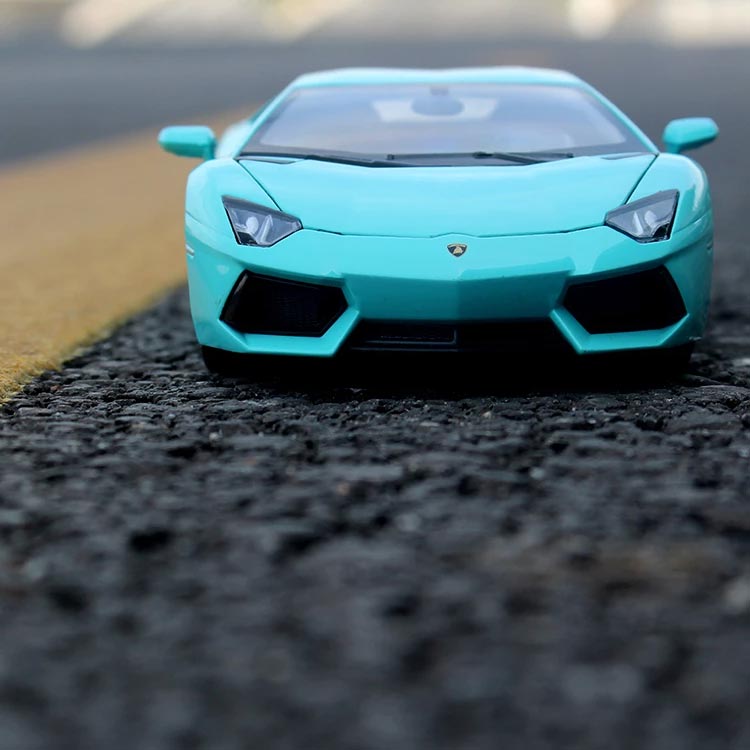 Lamborghini Aventador LP700-4 1:24