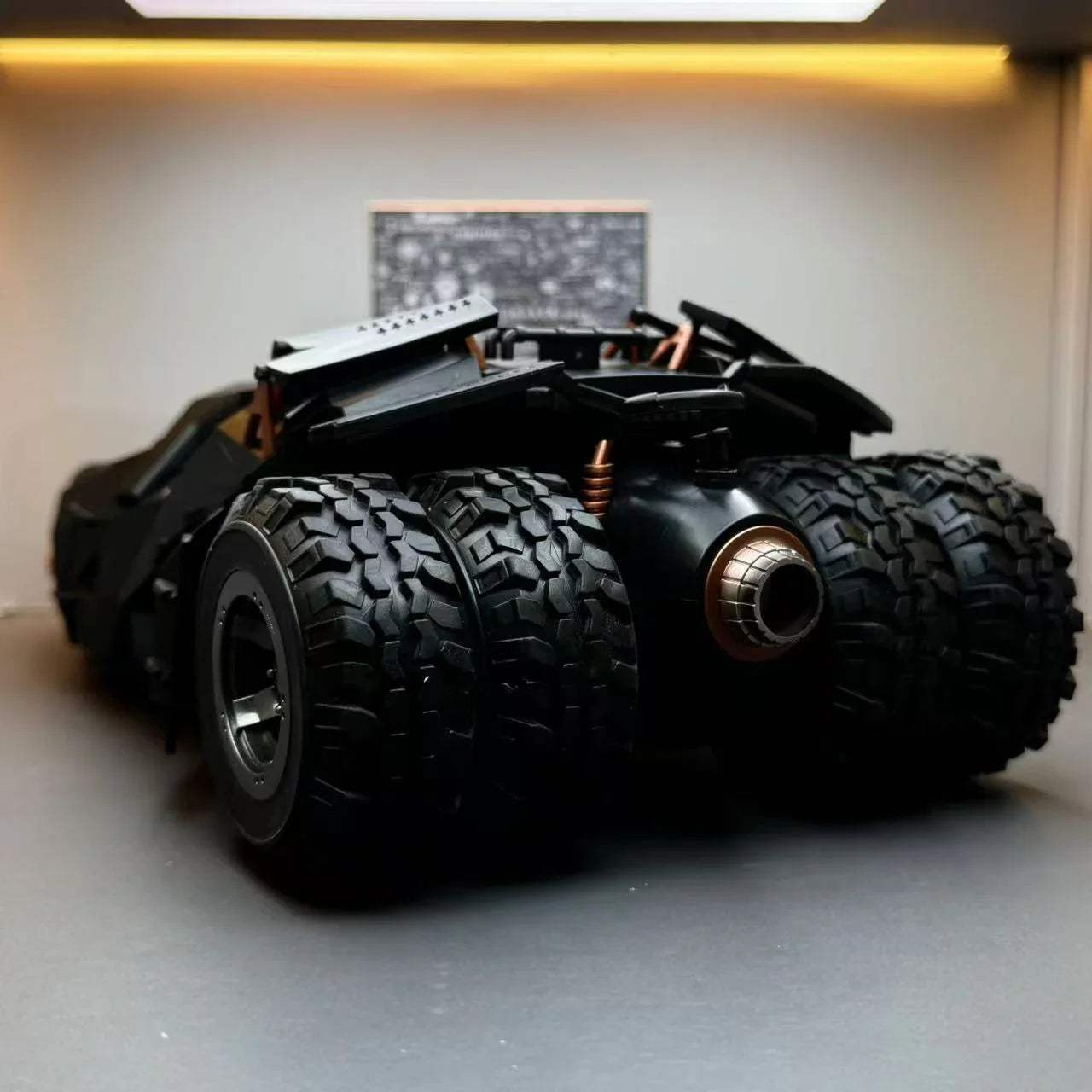 Batmóvel Tumbler Batman 1:18 Metal Colecionável Luzes LED Efeito Fumaça