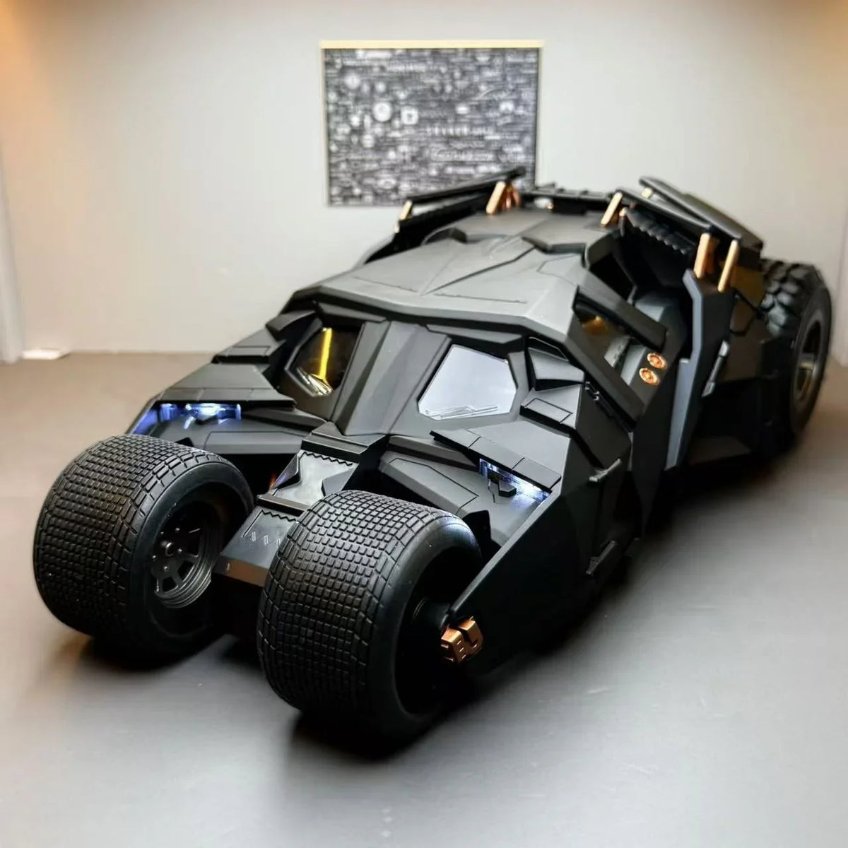 Batmóvel Tumbler Batman 1:18 Metal Colecionável Luzes LED Efeito Fumaça